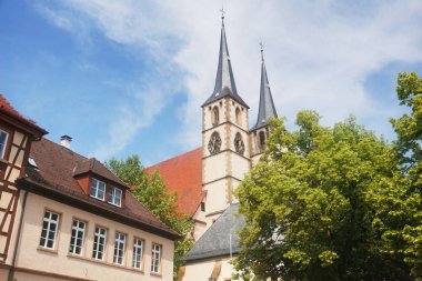 Eski bir kilise kulesinde güneşli bir günde bak. Bad Wimpfen, Baden Wurttemberg, Almanya.