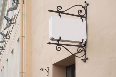 Tabela metni ve logo için boşluk duvar üzerinde asılı vintage.