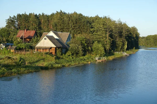 Belarusian village and forest on the river bank. The Grodno region. — Stock Photo, Image