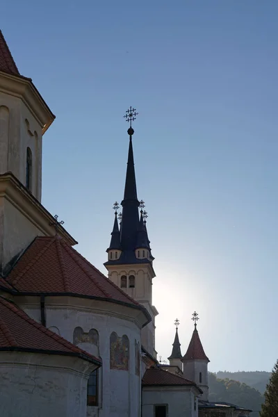 Silhueta da torre da Igreja Ortodoxa de São Nicolau, Brasov, Romênia . — Fotografia de Stock