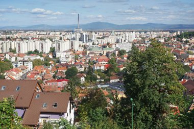 Panoramik bir yerleşim bölgesinde yüksek binalar ile. Brasov, Romanya.