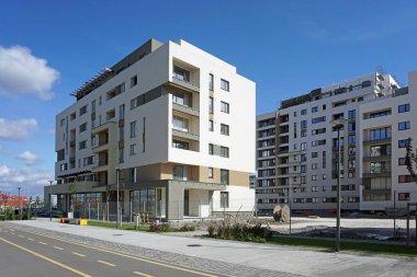 Brasov, Romanya - 4 Ekim 2018: Brasov Modern yerleşim bölgesi. İki beyaz çok öykülü binalar.