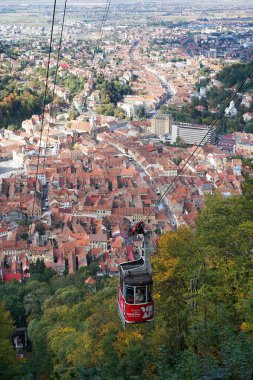 Brasov, Romanya - 3 Ekim 2018: Cable car içinde belgili tanımlık geçmiş, eski şehir panoraması.
