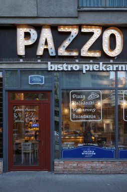 Varşova, Polonya - 1 Ekim 2018: Ön cephe sokak Cafe 