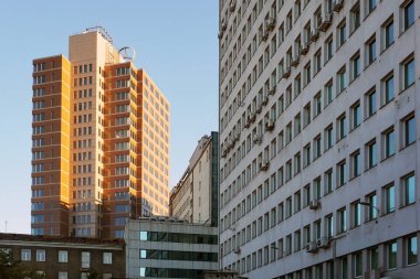 Varşova, Polonya - 1 Ekim 2018: Modern çok öykülü binalar ile mimari kompozisyon.