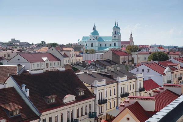 Grodno, Belarús - 18 de agosto de 2018: Vista panorámica de Grodno. El centro histórico de la ciudad con la calle peatonal principal y la antigua iglesia católica en perspectiva . — Foto de Stock