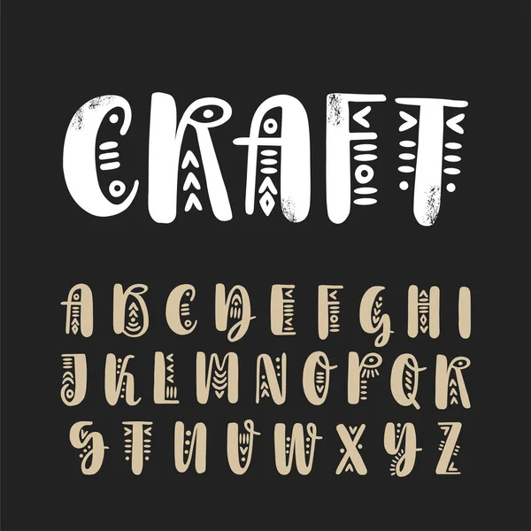 Pincel vectorial escrito a mano alfabeto mayúsculas decoradas con adornos étnicos — Vector de stock