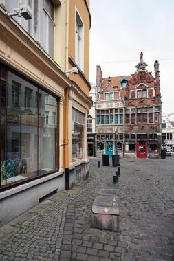 Gent, Belçika - 25 Mayıs 2019: Gent'in eski yaya caddesi perspektifte.