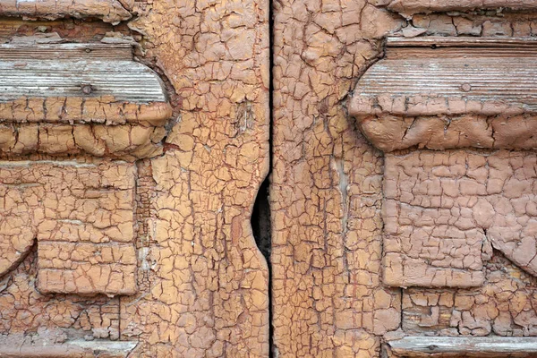 Porta de madeira velha com fechamento rachado da pintura e entalhe — Fotografia de Stock