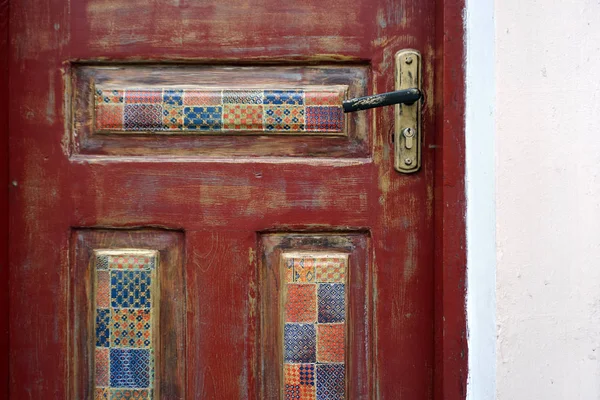 Un fragmento de una puerta de madera con inserciones de decoupage estampadas — Foto de Stock