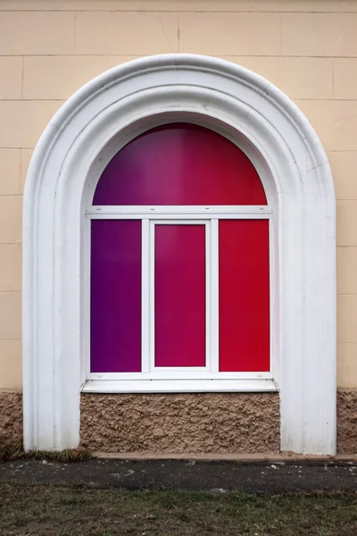 Janela branca arqueada com preenchimento gradiente roxo — Fotografia de Stock