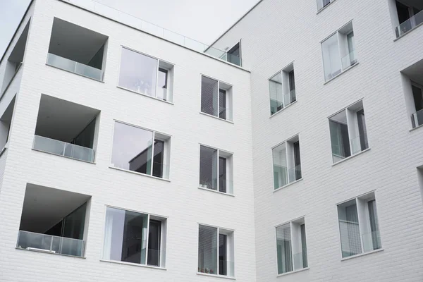 Felnézett egy fehér modern lakóépület — Stock Fotó