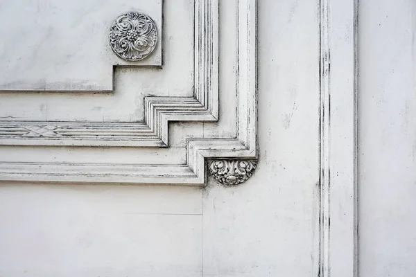 Fragmento de una puerta tallada en madera pintada con pintura blanca. Fondo arquitectónico con espacio vacío —  Fotos de Stock