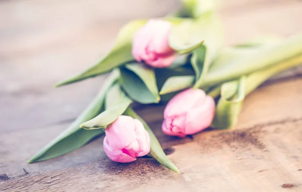 Tulipas Cor Rosa Mesa Madeira Rústica Fundo Romântico — Fotografia de Stock