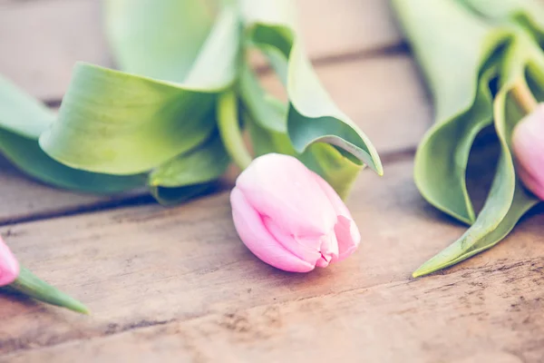 Tulipas Cor Rosa Mesa Madeira Rústica Fundo Romântico — Fotografia de Stock