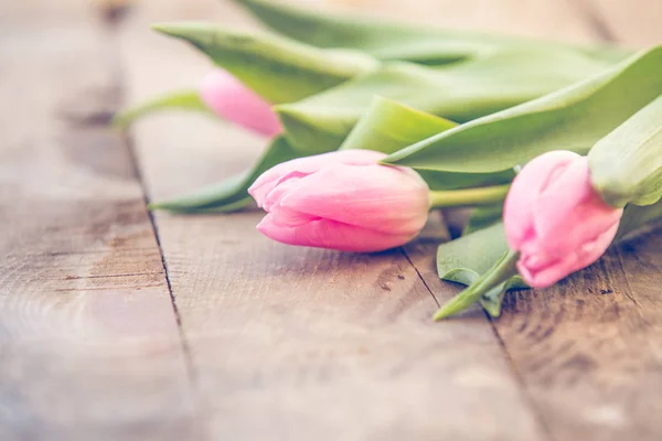 Tulipas Cor Rosa Mesa Madeira Rústica Fundo Romântico — Fotografia de Stock