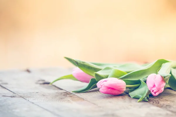 Рожеві Тюльпани Сільському Дерев Яному Столі Романтичний Фон — стокове фото