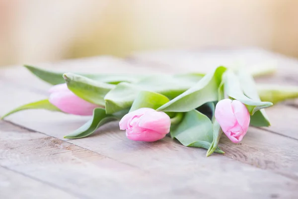 Рожеві Тюльпани Сільському Дерев Яному Столі Романтичний Фон — стокове фото
