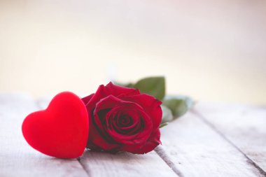 Kırmızı kalp ve gül St Valentine arka plan