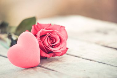 Kırmızı kalp ve gül St Valentine arka plan