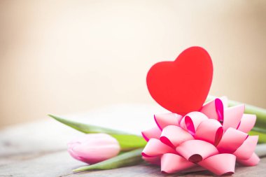Romantik Pembe lale ve kırmızı kalp arka plan