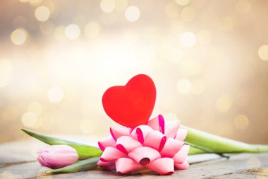 Romantik Pembe lale ve kırmızı kalp arka plan