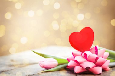 Romantik Pembe lale ve kırmızı kalp arka plan