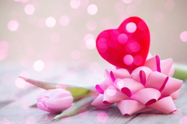 Romantik Pembe lale ve kırmızı kalp arka plan