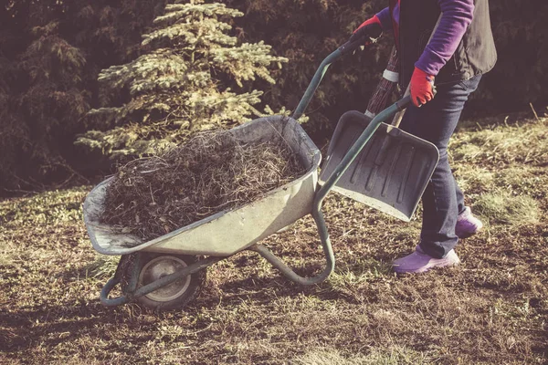 Bejaarde Vrouw Voorjaarsschoonmaak Tuin — Stockfoto