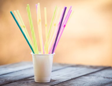 Ahşap arka plan plastik ücretsiz kavramı üzerinde plastik çubuk