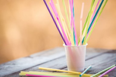 Ahşap arka plan plastik ücretsiz kavramı üzerinde plastik çubuk