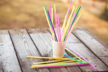 Ahşap arka plan plastik ücretsiz kavramı üzerinde plastik çubuk