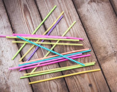 Ahşap arka plan plastik ücretsiz kavramı üzerinde plastik çubuk