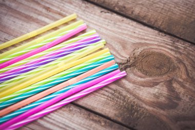 Ahşap arka plan plastik ücretsiz kavramı üzerinde plastik çubuk