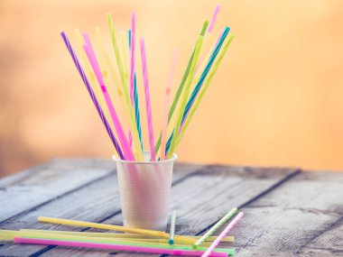 Plastik ücretsiz kavramı, ahşap arka plan üzerinde plastik çubuk