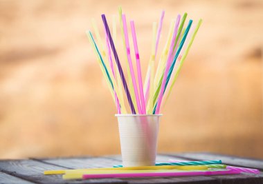 Plastik ücretsiz kavramı, ahşap arka plan üzerinde plastik çubuk