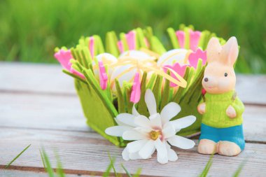 Otların arasında Paskalya tavşanı