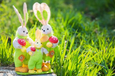 Çimlerde Paskalya tavşan dekorasyonu