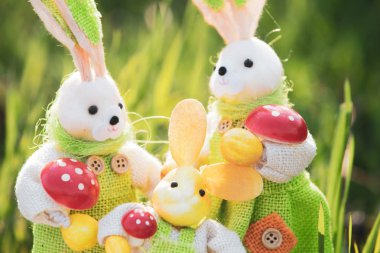 Çimlerde Paskalya tavşan dekorasyonu