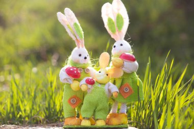 Çimlerde Paskalya tavşan dekorasyonu
