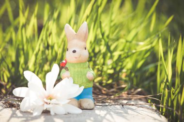 Çimlerde Paskalya tavşan dekorasyonu