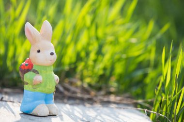 Çimlerde Paskalya tavşan dekorasyonu