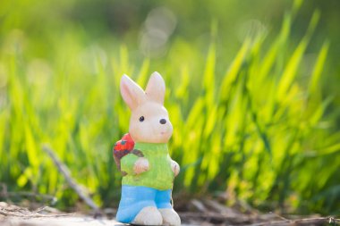 Çimlerde Paskalya tavşan dekorasyonu