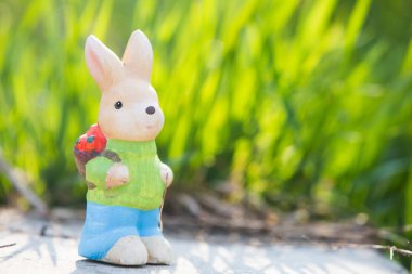 Çimlerde Paskalya tavşan dekorasyonu