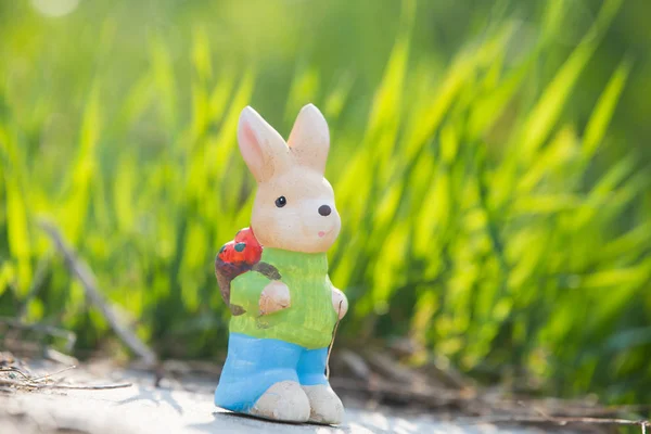 复活节兔子装饰在草地上 — 图库照片