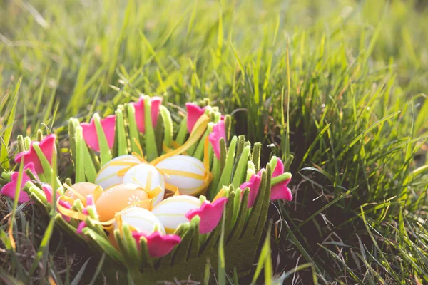 Œufs Pâques Dans Panier Dans Herbe — Photo