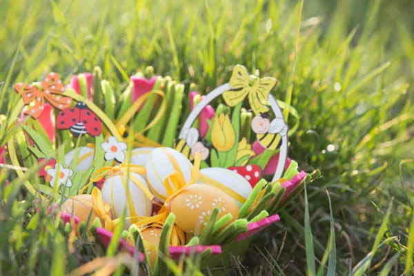 Huevos Pascua Una Canasta Hierba —  Fotos de Stock