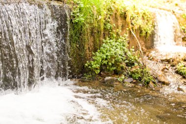 Taze dağ şelalearka plan
