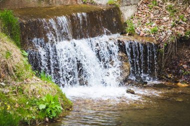 Taze dağ şelalearka plan