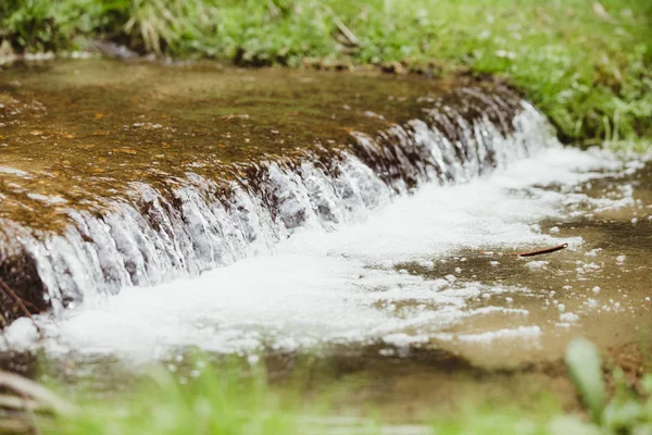 Frischer Bergwasserfall Hintergrund — Stockfoto